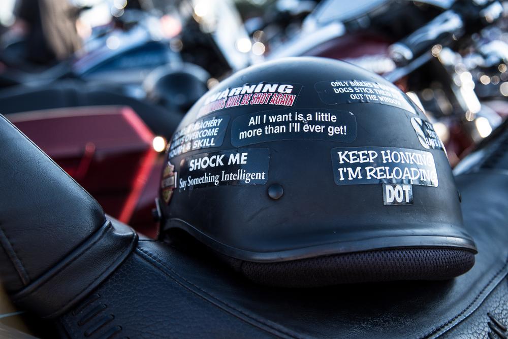 Si possono mettere gli adesivi sul casco? | Quiz Patente-immagine